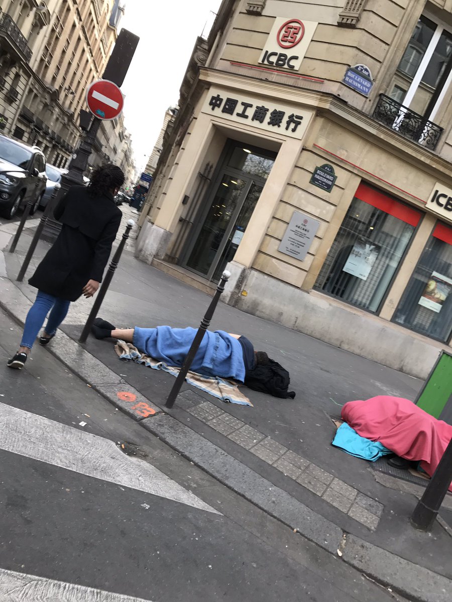 justeadroite's tweet photo. On fouille dans les poubelles puis on balance celle ci sur le trottoir au grand plaisir des rats et puis on retourne dormir sur le trottoir https://t.co/W1qHyLqNuM