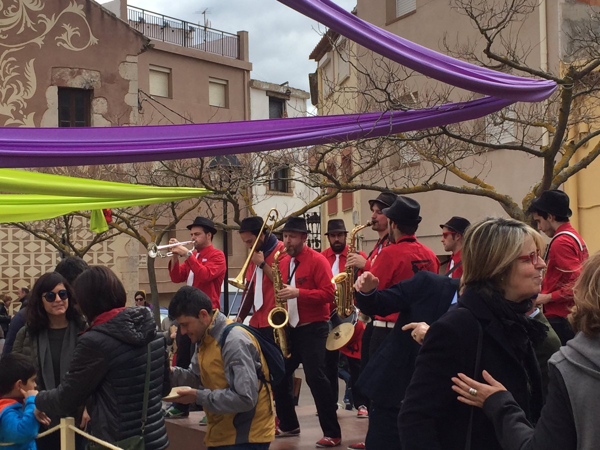 CATPatrimoni's tweet photo. No pot faltar la #musica la @BandTheMarxa és qui amenitza la  #FestaGastronómica #TruitaAmbSuc #Truita2017 d #Ulldemolins https://t.co/FflT8eziBS