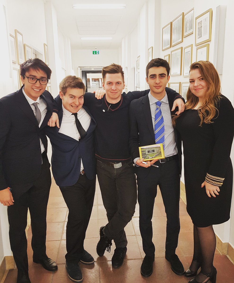 GBCMunich's tweet image. Winning smiles and maybe the winning team?! #presentationtime #teamwork #goldenticketmoment #businessworkshop #munich  #studybusiness