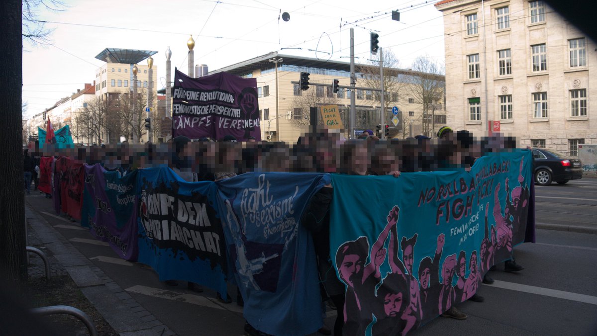 GrrlGangLe's tweet photo. Hey Leute hier noch unsere Pressemitteilung mit einigen Bilder. Schaut mal rein:) https://t.co/1jdjohhSGi #FKT #le1103 #Feminismus https://t.co/Q9hJDchlSx