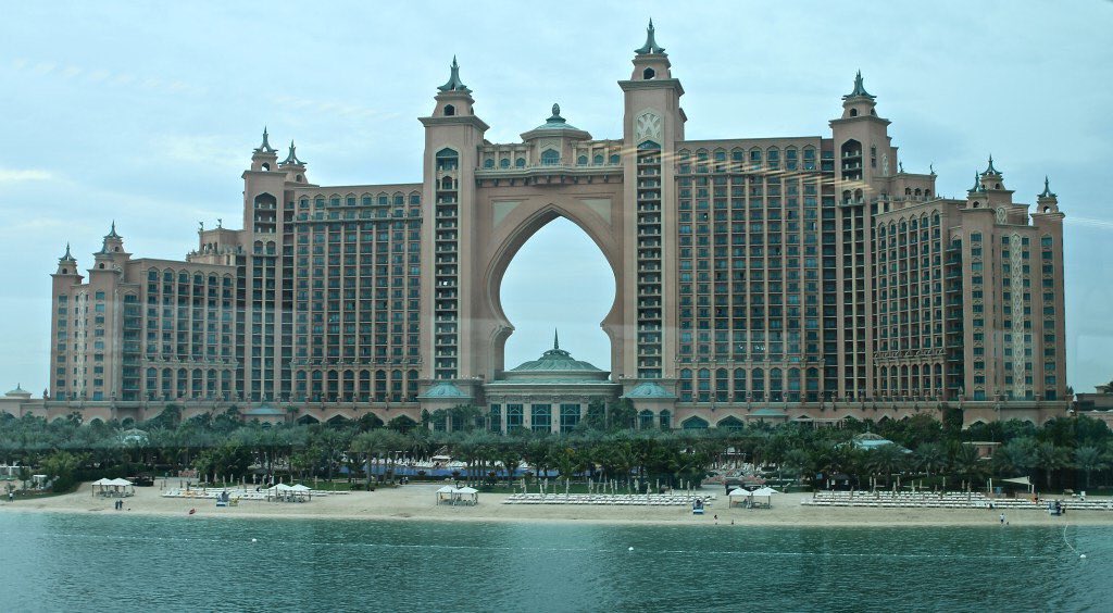 scorcidimondo's tweet photo. Destinazione #Dubai! Ecco cosa vedere nell'Emirato Arabo più lussuoso: Mall, Torre di #Khalifa e Palm Islands: https://t.co/IDGaKe4rTr https://t.co/a3z21EsCSk