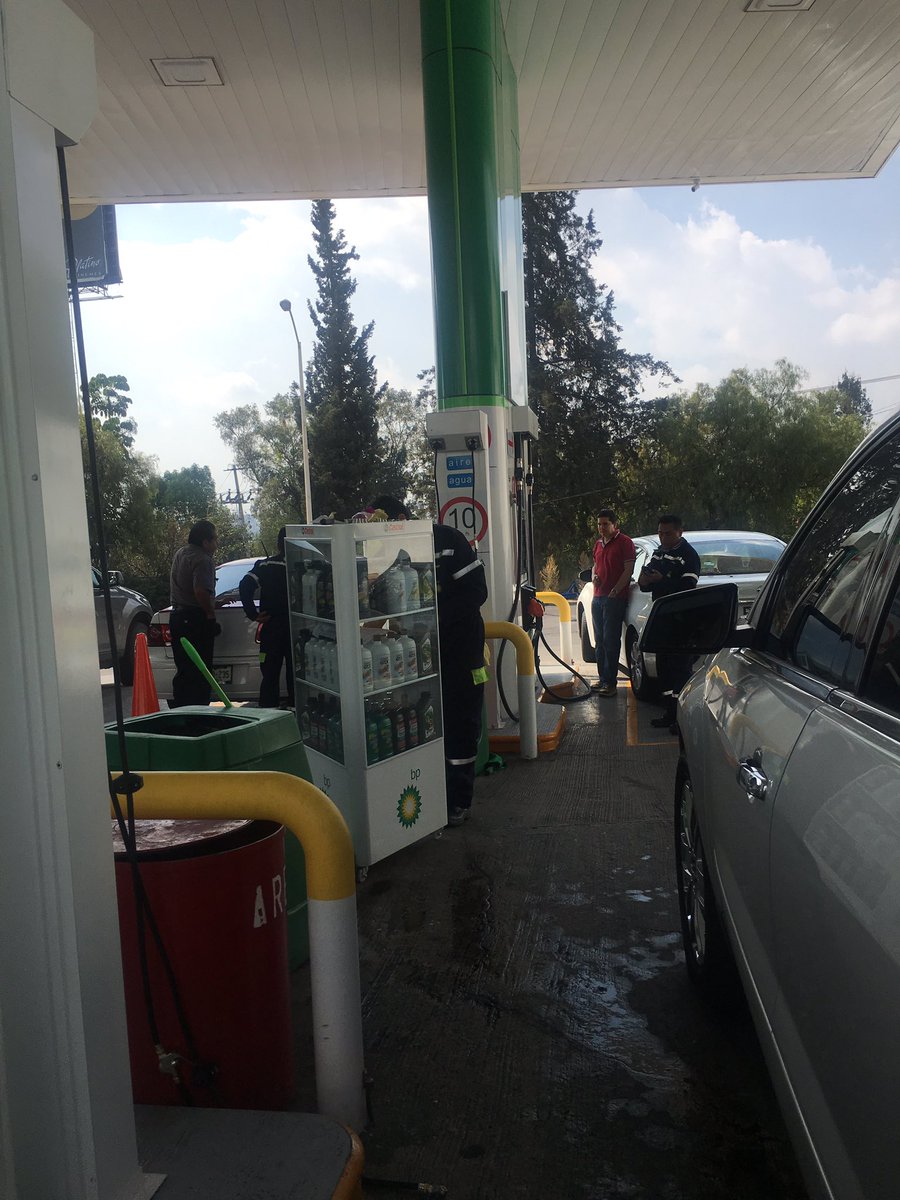AlfredBond's tweet photo. Mi primera carga en la gasolinera @BP_MEX #holaBP fila para entrar. https://t.co/T0pqY6E6rP