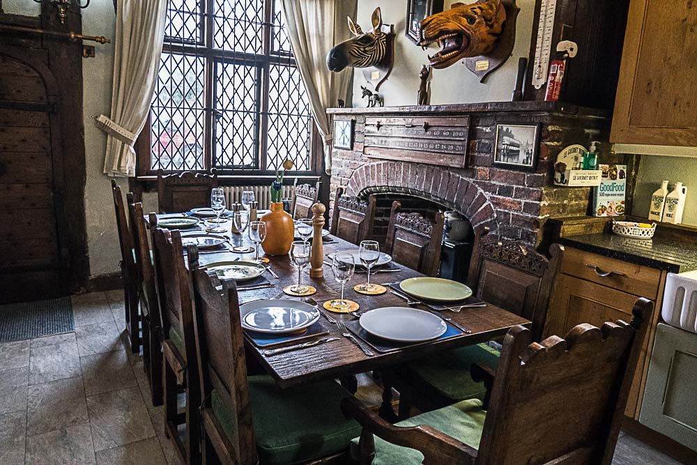 TaylourHouse's tweet photo. A family get together #self-catering house #MothersDaygifts #mothersday with space for 12 people in #Edenbridge @VisitKent @HistoricEngland https://t.co/ZEO9cyqWM1