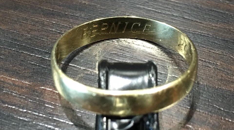 Merijn_Slagter's tweet photo. Vriend van mij vond tijdens hardlopen op Van Iddekingeweg in Groningen een gouden ring. Inscriptie: 20-01-2002 - Bernice. 

Wie is 'm kwijt? https://t.co/vPqnAdqqG8