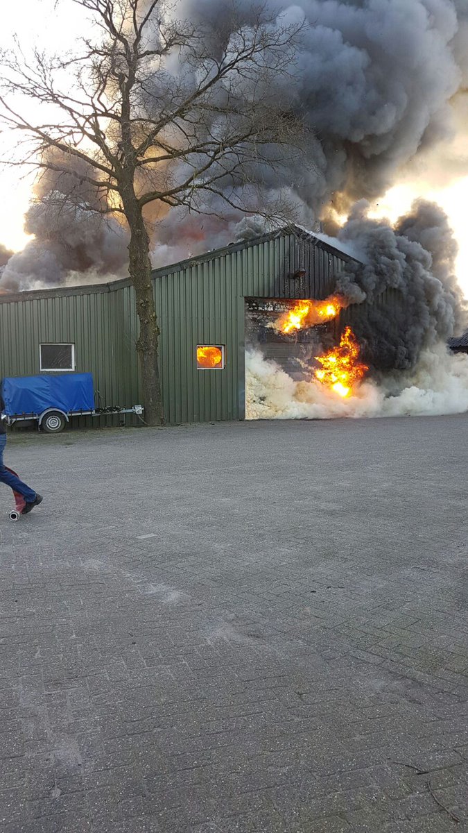 gerald03188's tweet photo. Grote brand in spuithok De Bart Lunteren https://t.co/rYiNGJ9oHS
