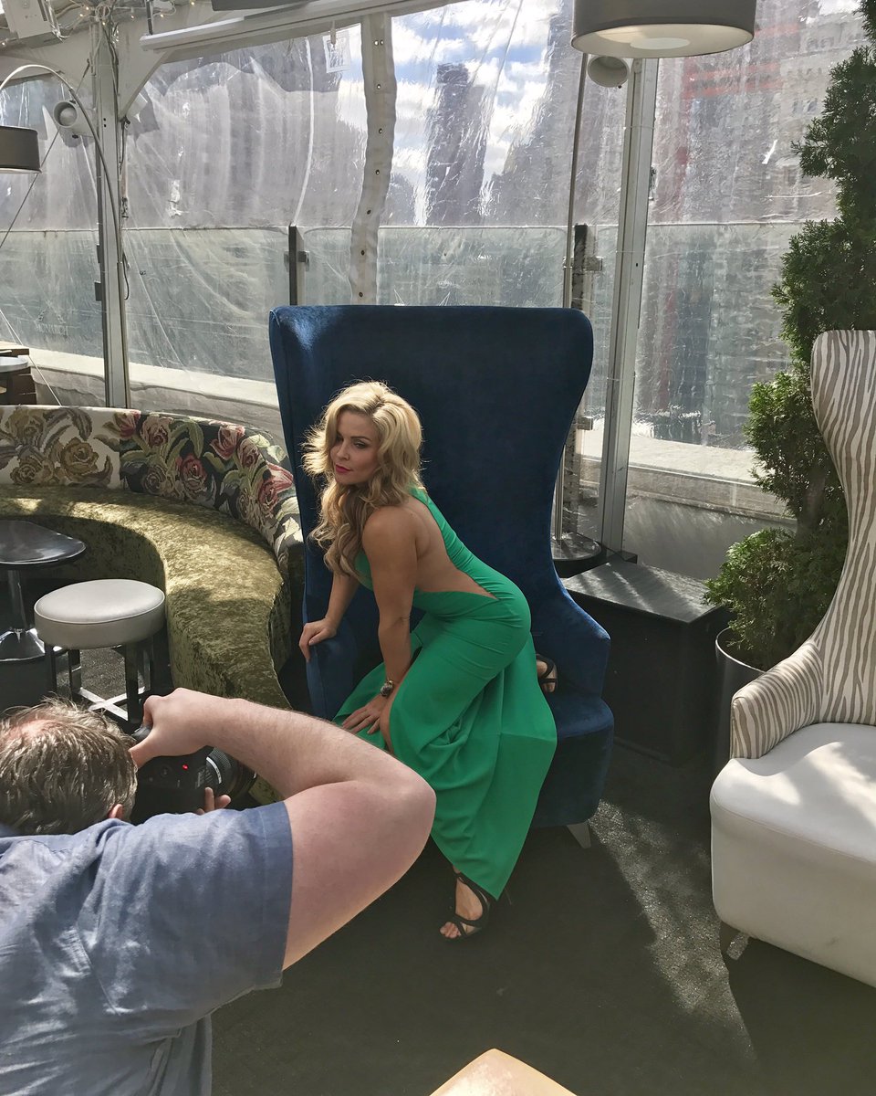 NatbyNature's tweet photo. NYC ❤️🗽🙌 #WWEMSG #WWELive https://t.co/t69UvrZbdl