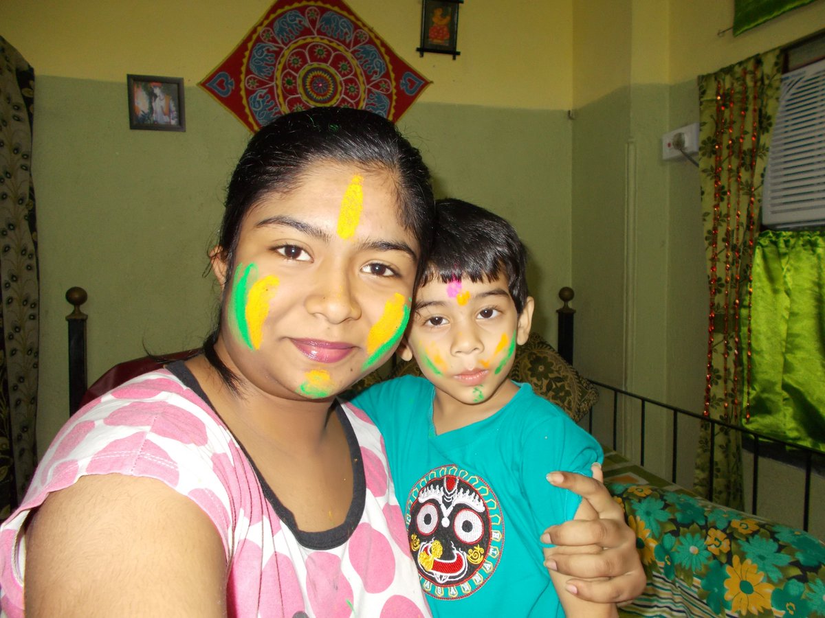 AnushkaDe18's tweet photo. HAPPY HOLI😘😊...... https://t.co/MUHa5Nnloy