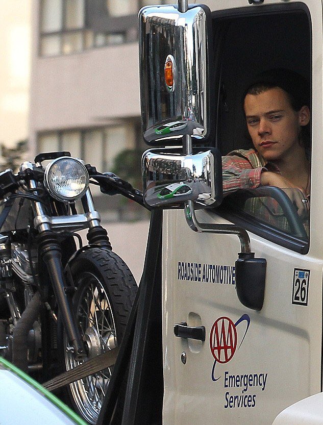 ⏳|| Harry's motorcycle broke down while he was driving around LA