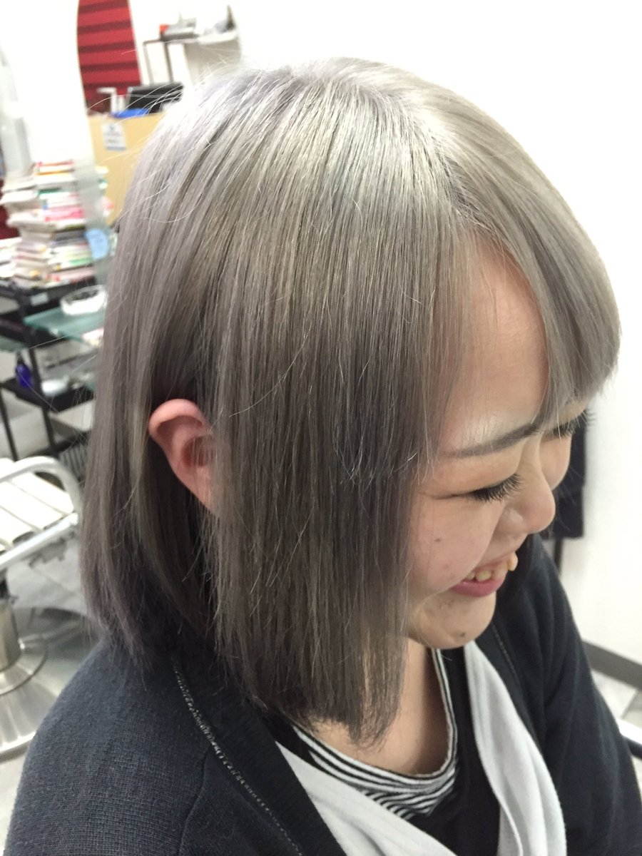 ストロベリーロックス 赤羽カラー専門店 A Twitter 本日のヘアカラー ホワイトブリーチ２回でベースを作ってからツートンでトップがシルバー インナーが解り難いけど黒に近いパープル 人気のシルバーアッシュは２回抜くことでキレイに入るよ ４枚目は２回抜い