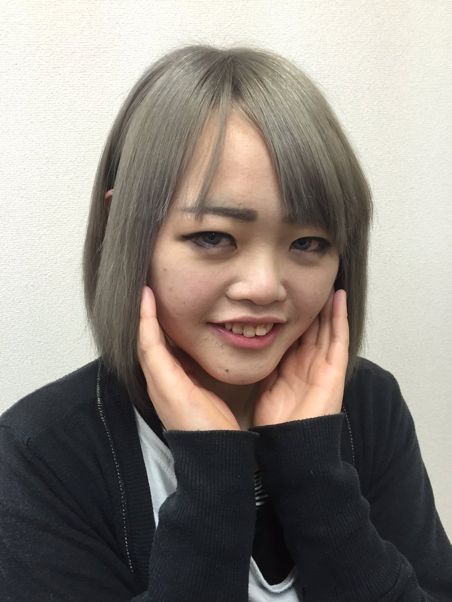 ストロベリーロックス 赤羽カラー専門店 A Twitter 本日のヘアカラー ホワイトブリーチ２回でベースを作ってからツートンでトップがシルバー インナーが解り難いけど黒に近いパープル 人気のシルバーアッシュは２回抜くことでキレイに入るよ ４枚目は２回抜い