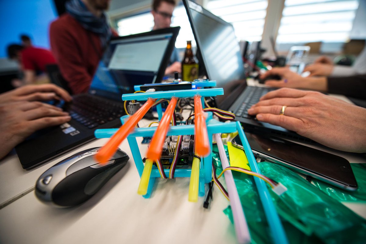 Intensity builds in #hackathon as the deadline looms to finish coding. Some great ideas for #CommercialIoT scalability. #EW17 #Intel