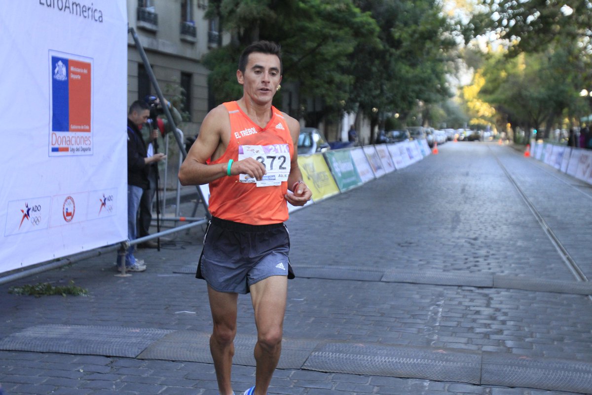 ¡¡Felicidades Patricio Uribe!! Ganador en Categoría General Varones de Saucony Santiago 21k By EuroAmerica. #Stgo21k @FEDACHI1 <a href="/StgoRunners/">Santiago Runners</a>