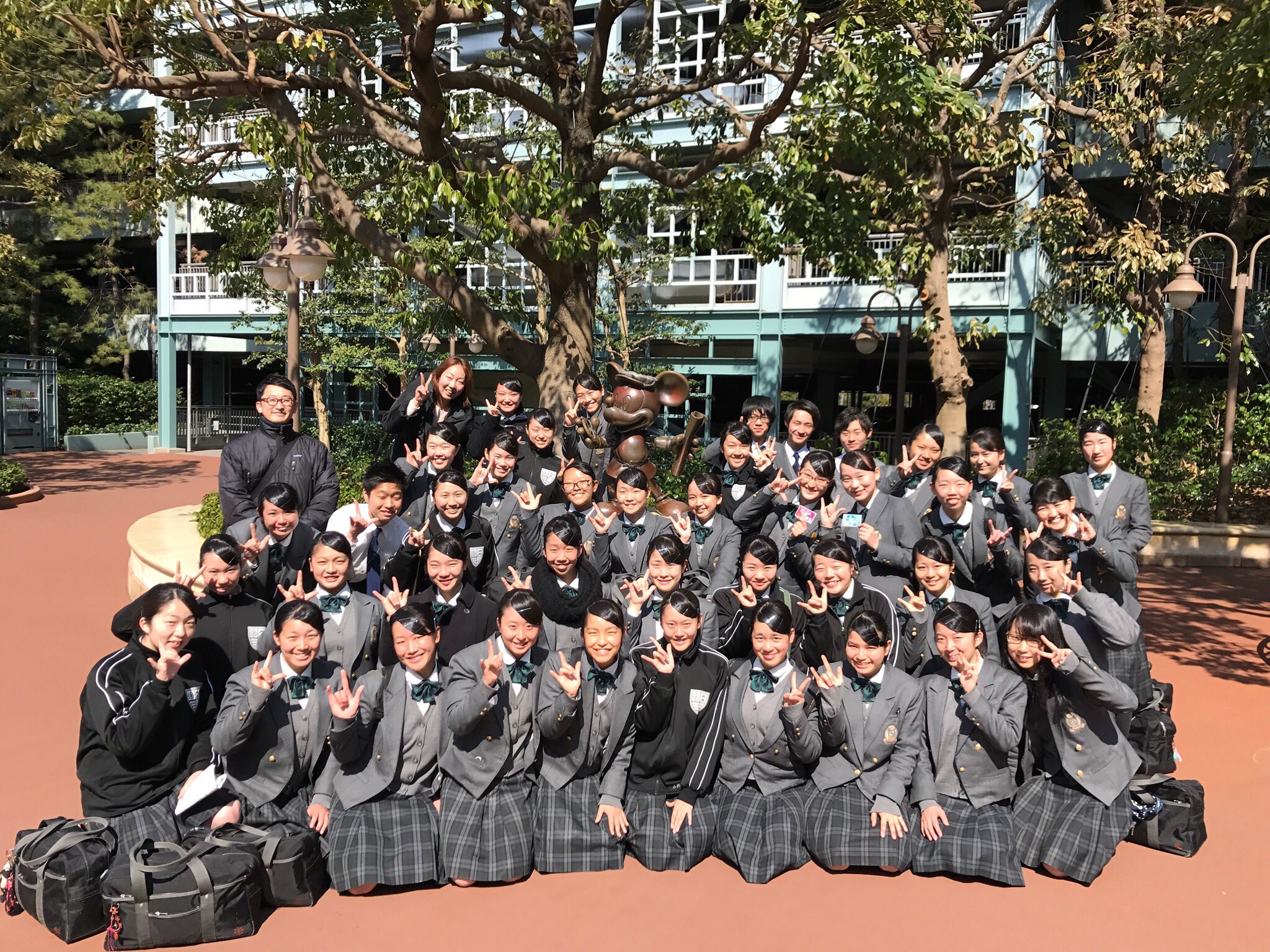 تويتر 中部大学春日丘高校吹奏楽部 ハルスイ على تويتر ディズニー演奏旅行が終了しました ディズニーのキャスト として演奏し 夢のような時間を過ごさせて頂きました 演奏前に緊張していた部員も 本番では全員が心から楽しみ また演奏後にはパスポート