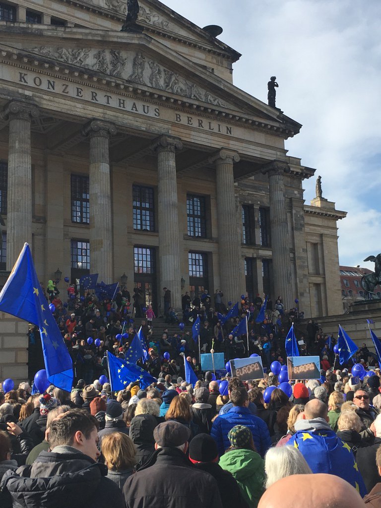 Un nuovo movimento "pro-europeo".  "Pulse of Europe" cresce sempre più. C6uHj0LWoAIPlb0