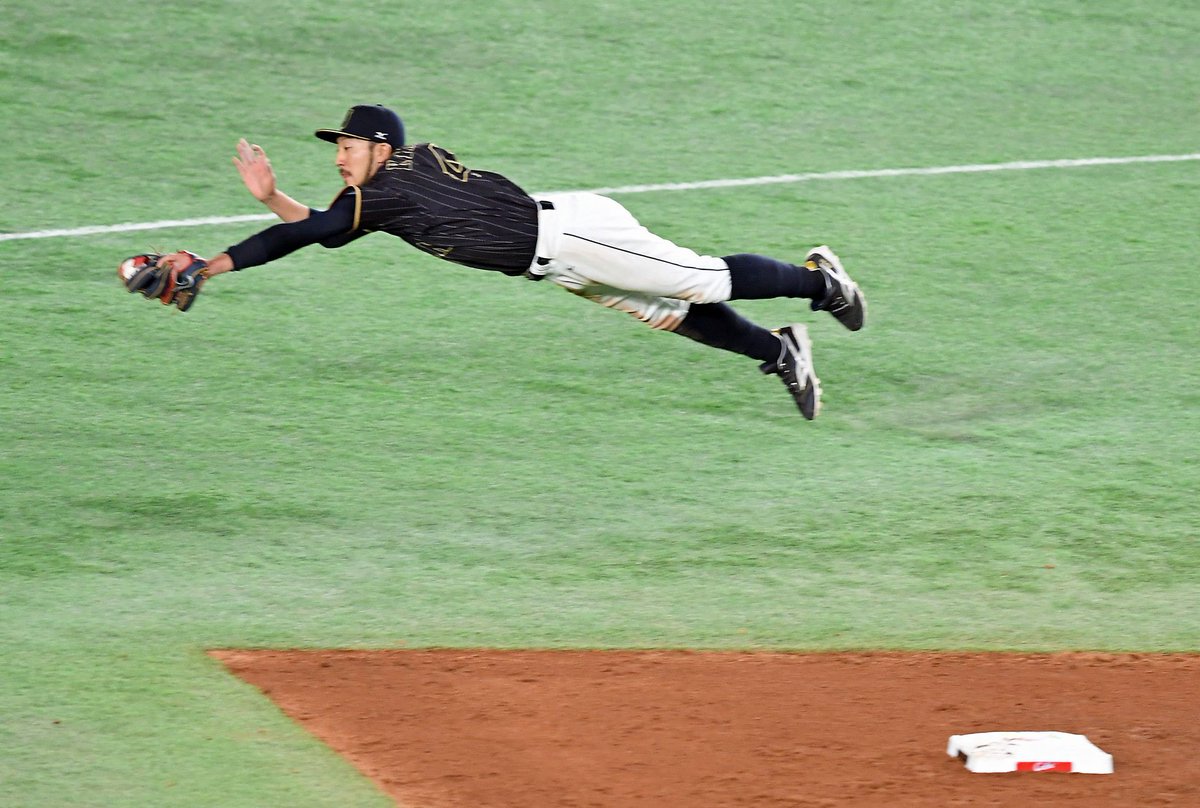 侍ジャパンに1人だけ忍者 セカンド菊池涼介選手の超絶プレーに相手ベンチも解説者もwbscもびっくり Wbc17 Togetter