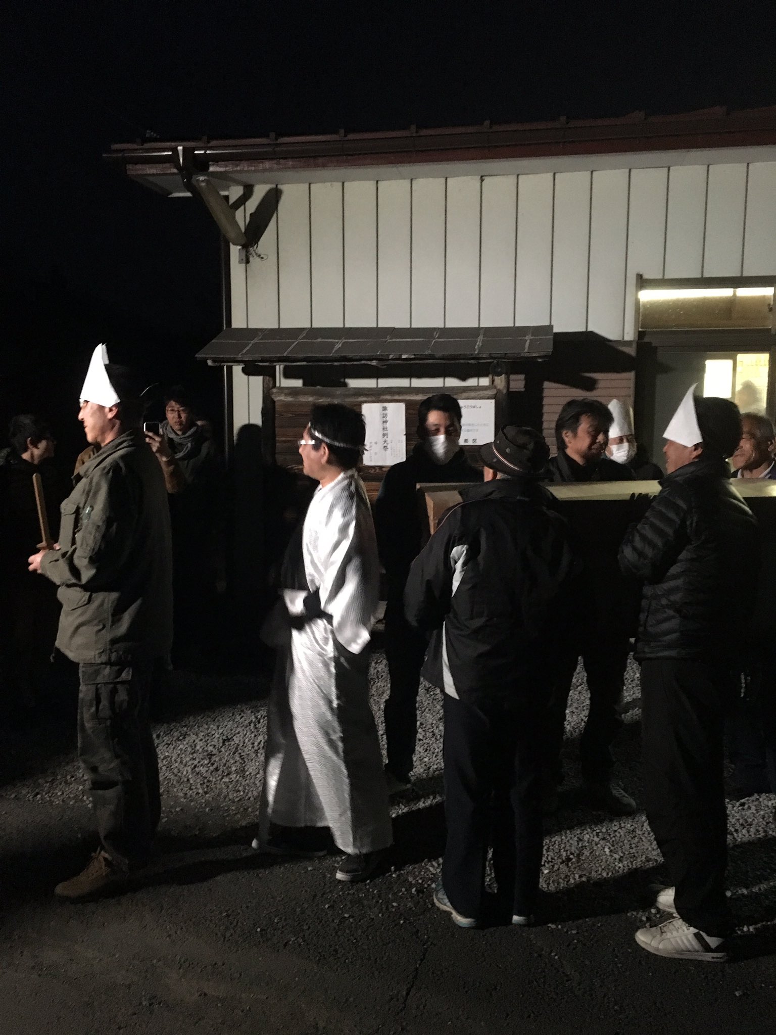 仲村大輝 Zzzc563 秩父 ジャランポン その後 葬式が終了すると死人自ら歩き出棺します この時 なんまいだー といいますが ジャランポンは鳴らしています ただ向かうところは近くの諏訪神社に死人を奉納という形であり 最後に棺桶から死人が