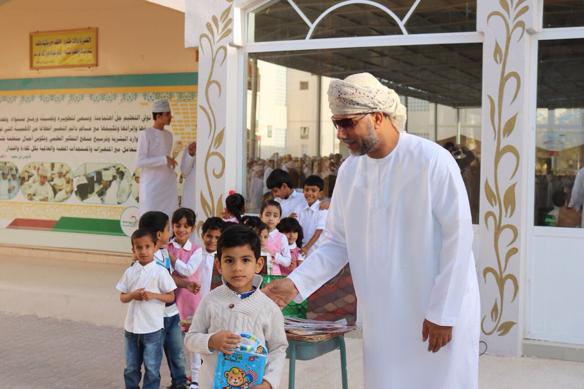 قُدِمت اليوم في مدرسة سعود بن عزان البوسعيدي اذاعة من مدرسة جعلان الخاصة بعدها تقدم نائب المدير أ / علي السنيدي وقدم هدايا تذكارية للمشاركين