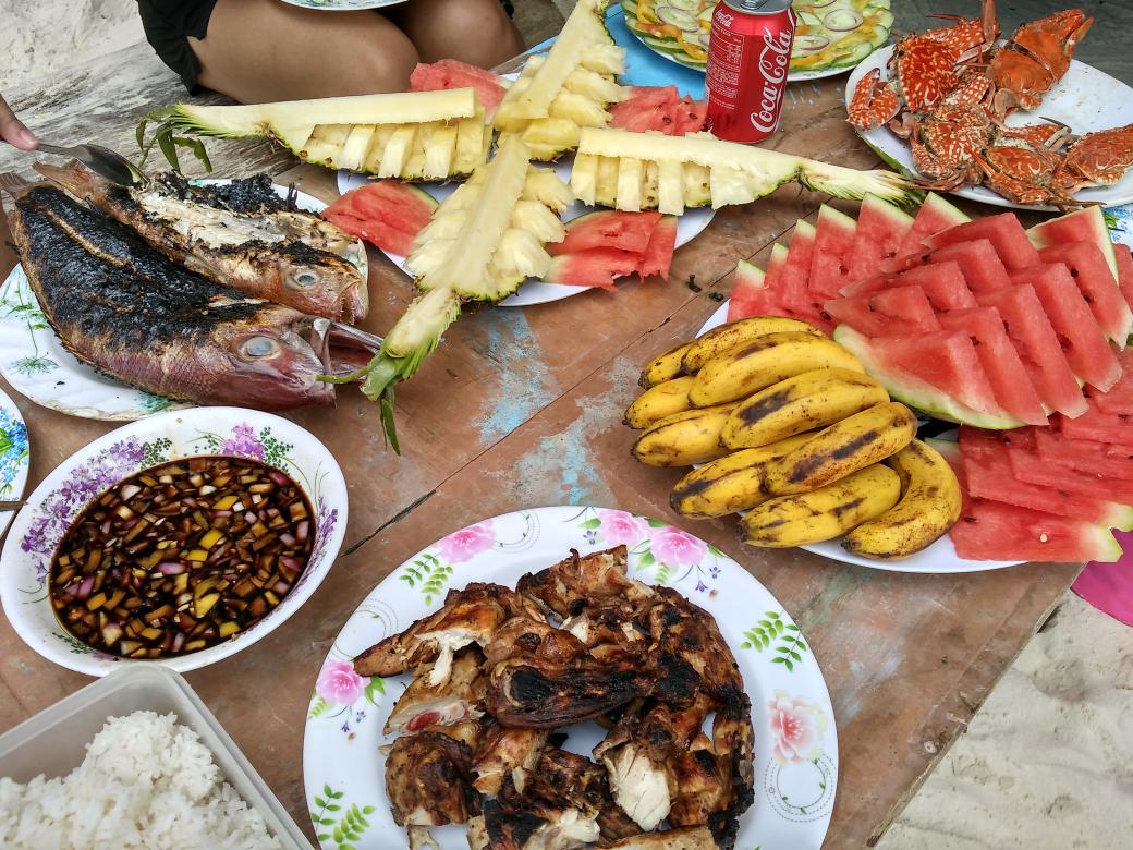 alexjourneyz's tweet photo. Seafood lovers? Lunch di #ElNido belum lengkap tanpa ikan bakar dan kepiting rebus plus bumbu sambal khas Filipina. #BackpackingPH https://t.co/VS3q5SCaIB