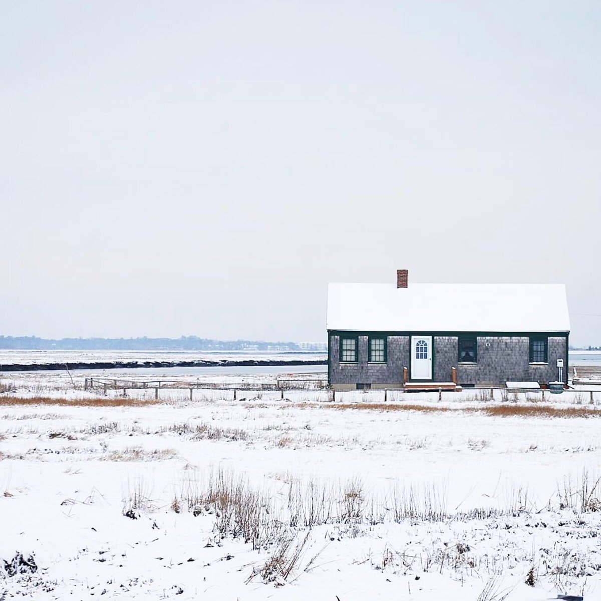 Let it snow, let it snow, let it snow!!!❄️ Beautiful coastal New England snowscape captured by <a href="/longwharfsupply/">longwharfsupply</a>! Happy Sunday!!