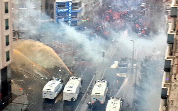 sendika_org's tweet photo. Gel de demokrasi gör: 3 yıl önce bugün, Berkin’in cenazesine uzanan devlet eli https://t.co/RBUPSO0Tki https://t.co/sebVmHbnnS