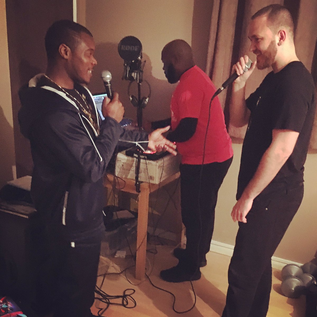 Poetic_Unity's tweet photo. Last night our team had a great time on @aceofjacks radio 🙌 explaining how we help young people through poetry #PoeticUnityRadioTour #Date16 https://t.co/69pfzOQORg