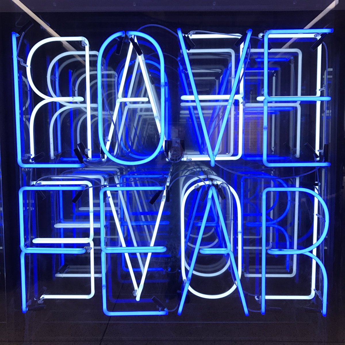 Lianne_N's tweet photo. Morning well spent at The Design Museum 🤓 #design #designerusermaker #robots #fearandlove #productdesign #designmuseum https://t.co/iok6d92ANn