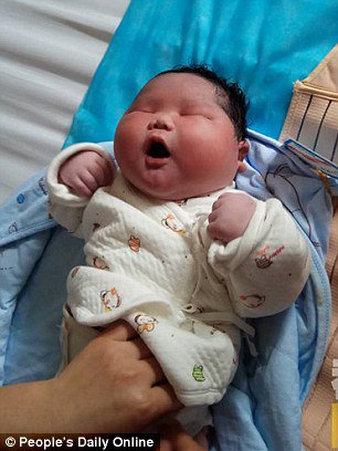 PDChina's tweet image. Giant baby boy weighing 6.7kg was born in N China on Mar 6, twice as heavy as an average newborn. He's in good health &amp;amp; measured 58cm long