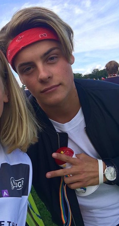 balalaika_chris's tweet image. Если его не будет в 4-ом сезоне, то мне захочется поиграть в синего кита!!!!
#тихийдом
#синийкит
🐋🐋💀💀