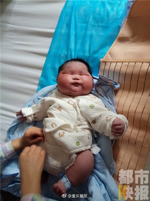 PDChina's tweet image. Giant baby boy weighing 6.7kg was born in N China on Mar 6, twice as heavy as an average newborn. He's in good health &amp;amp; measured 58cm long