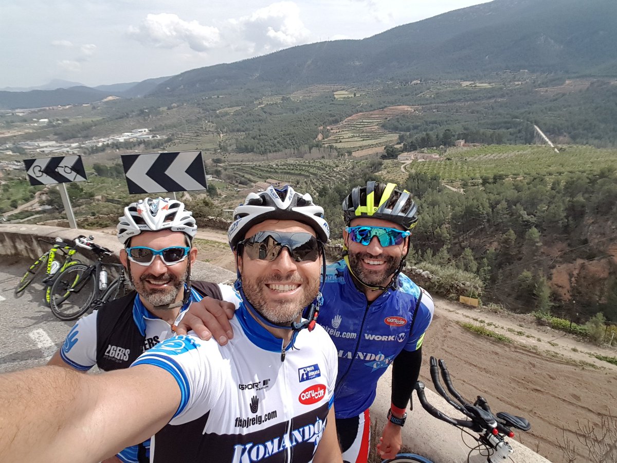 jordireigfisio's tweet photo. Buen calenton hoy con la familia Komandera todo cuesta abajo con aire a favor jaja 140km 5h30'  #RoadtoIMLanzarote @rafalinares8 @afondoras https://t.co/a3D3QBqgGp