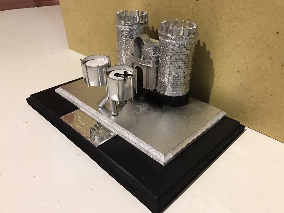 Realización de trofeo para la IV edición de la #RumberaDePlata otorgado por <a href="/LosChirigallos/">Peña El Chirigallo</a> a la sección infantil de <a href="/CCambalada/">Comparsa Cambalada</a>