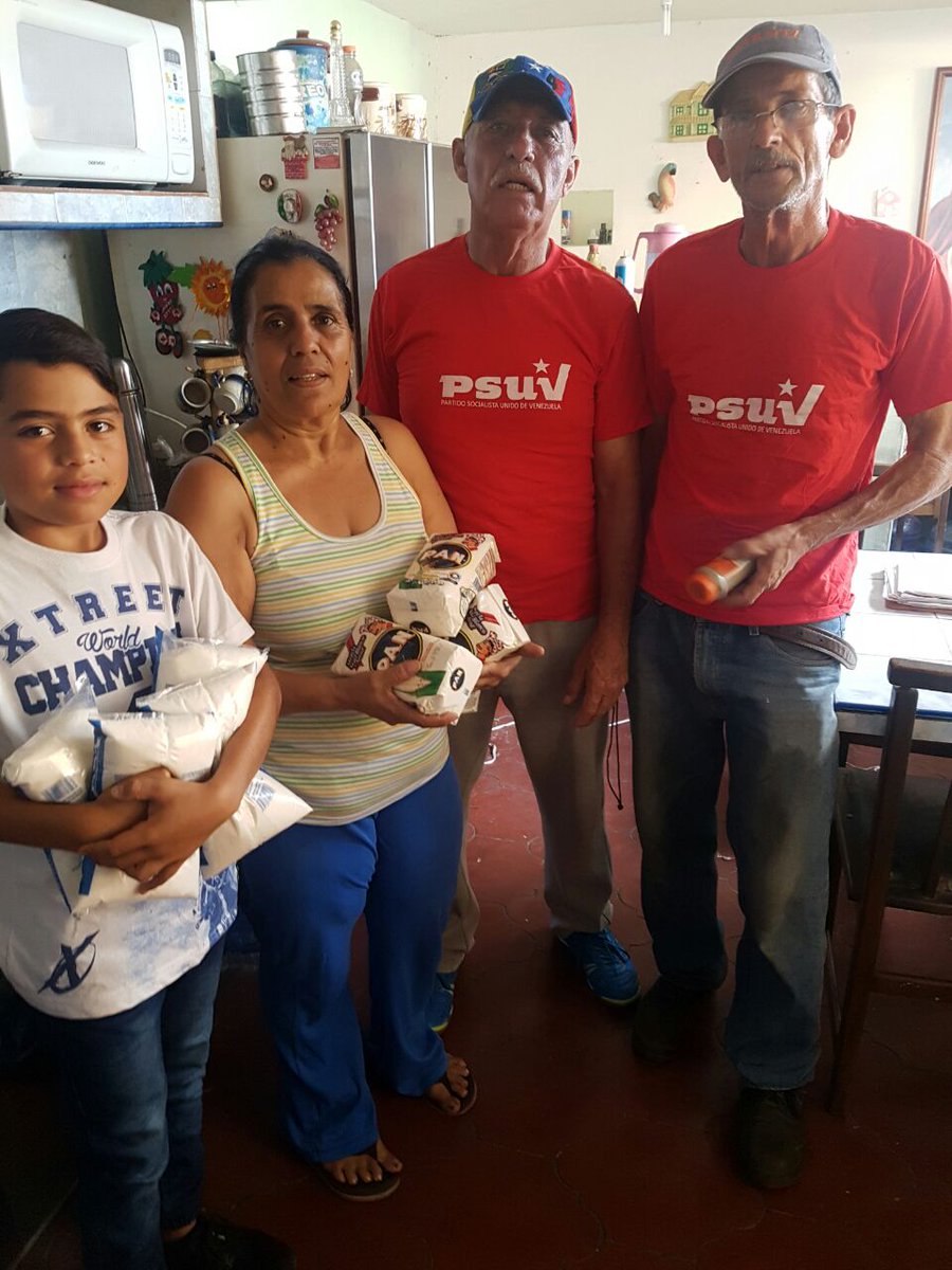 OMARPEROZZOPSUV's tweet image. Estado Mayor de Alimentacion  #Palavecino y  Claps Organizados llevan alimentos casa a casa Gracias .@NicolasMaduro #TodoElPoderParaLosCLAP