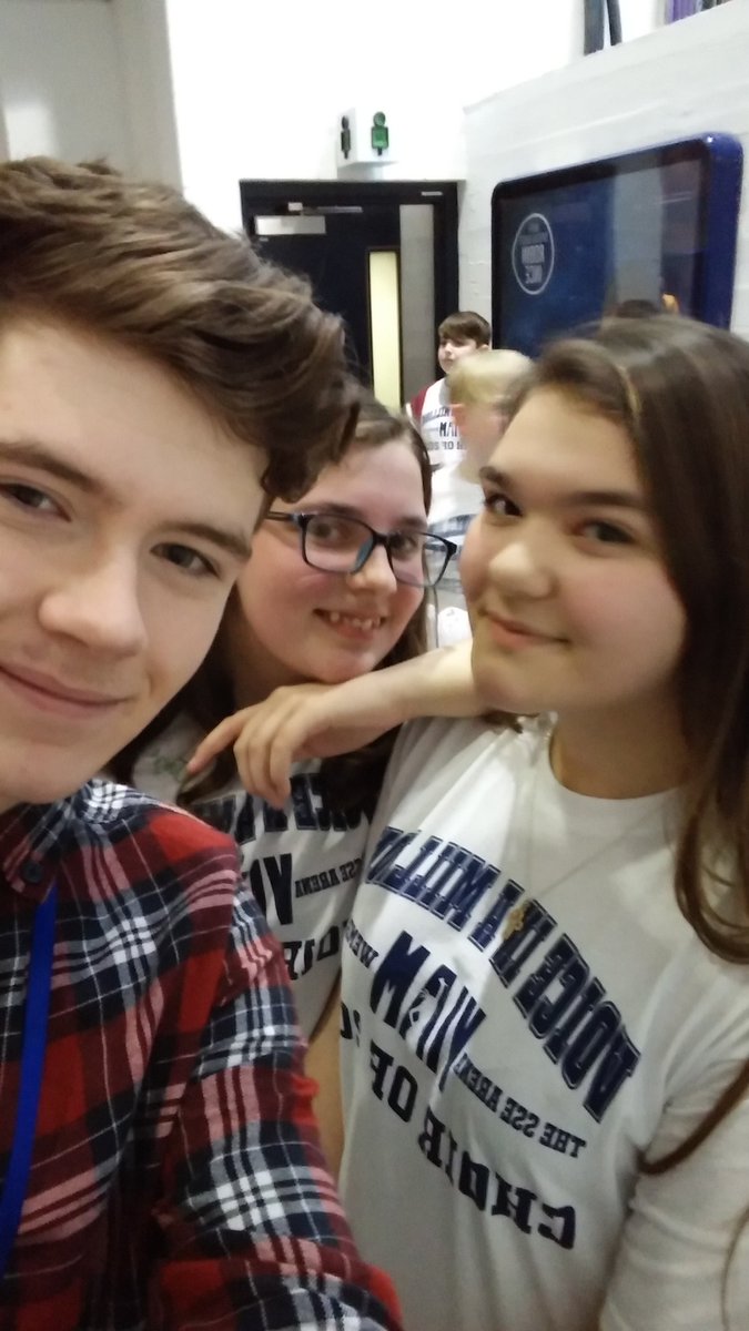 marialopes2505's tweet photo. Can't believe that I met my idols at Wembley #VIAM2017 @RoadTripTV best day ever https://t.co/E89NAwWIZR