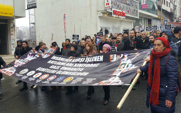 sendika_org's tweet photo. Katliamın 22. yılında Gazi halkı, polis saldırısına rağmen yürüdü https://t.co/nZsPHkT0On https://t.co/iip4Amqboa