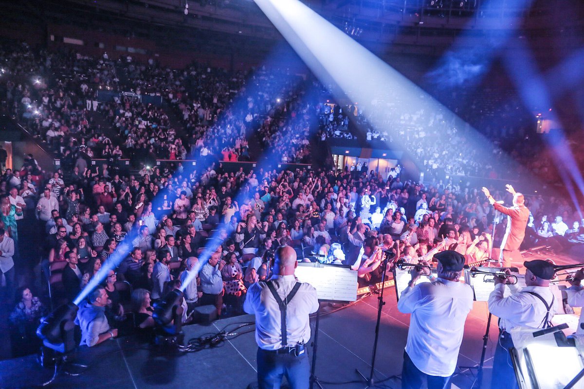 VictorManuelle's tweet photo. Gracias Miami   #VivaLaSalsa  #JamesLKnight  Los quiero ❤️ #VictorManuelle #Latinos #TeamVictorManuelle #VMTour17 #VictorManuelle https://t.co/mArwlfqDFK