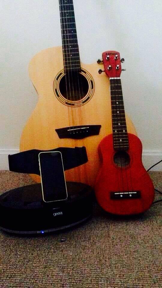 MOMCardiff16's tweet image. Today, our admin Jess got all her equipment ready for up coming workshops 🙂🎸🎼 #keepitmusical #music #workshops #GetReady #MusicOverMatter
