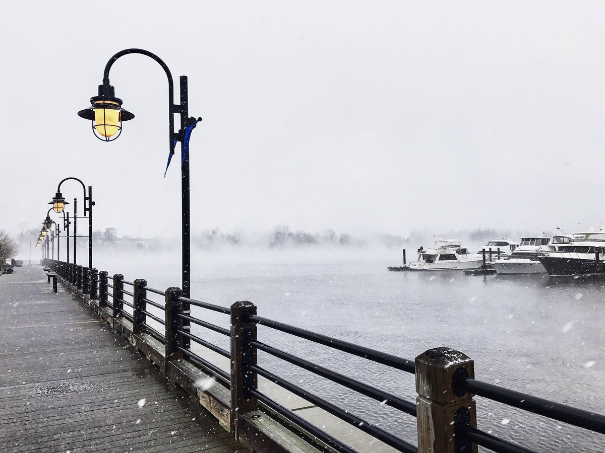 marissasays_'s tweet image. Snow over the river in the morning is hauntingly beautiful. 
#ilm #ncwx #snowinmarch  #wilmingtonnc #riverwalk #oth #marina #smokeonthewater