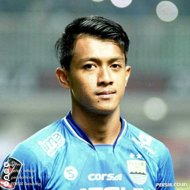 persib's tweet photo. Selamat Febri 'Bow' Hariyadi sebagai pemain muda terbaik. Teruskan ! perjuangan masih panjang #PERSIB #PERSIBsalawasna https://t.co/FAUXQLw9ky
