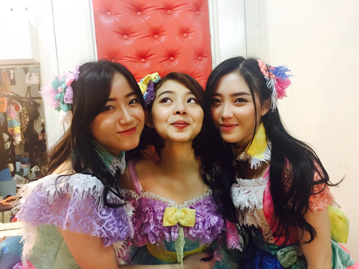SinkaJ_JKT48's tweet photo. #TerimakasihJeje senior yg ngomongnya blak2an, terlihat cuek tapi sebenernya perhatian. Sukses terus ci semoga bisa jadi pianist terkenal ❤ https://t.co/wLjfTxvdal