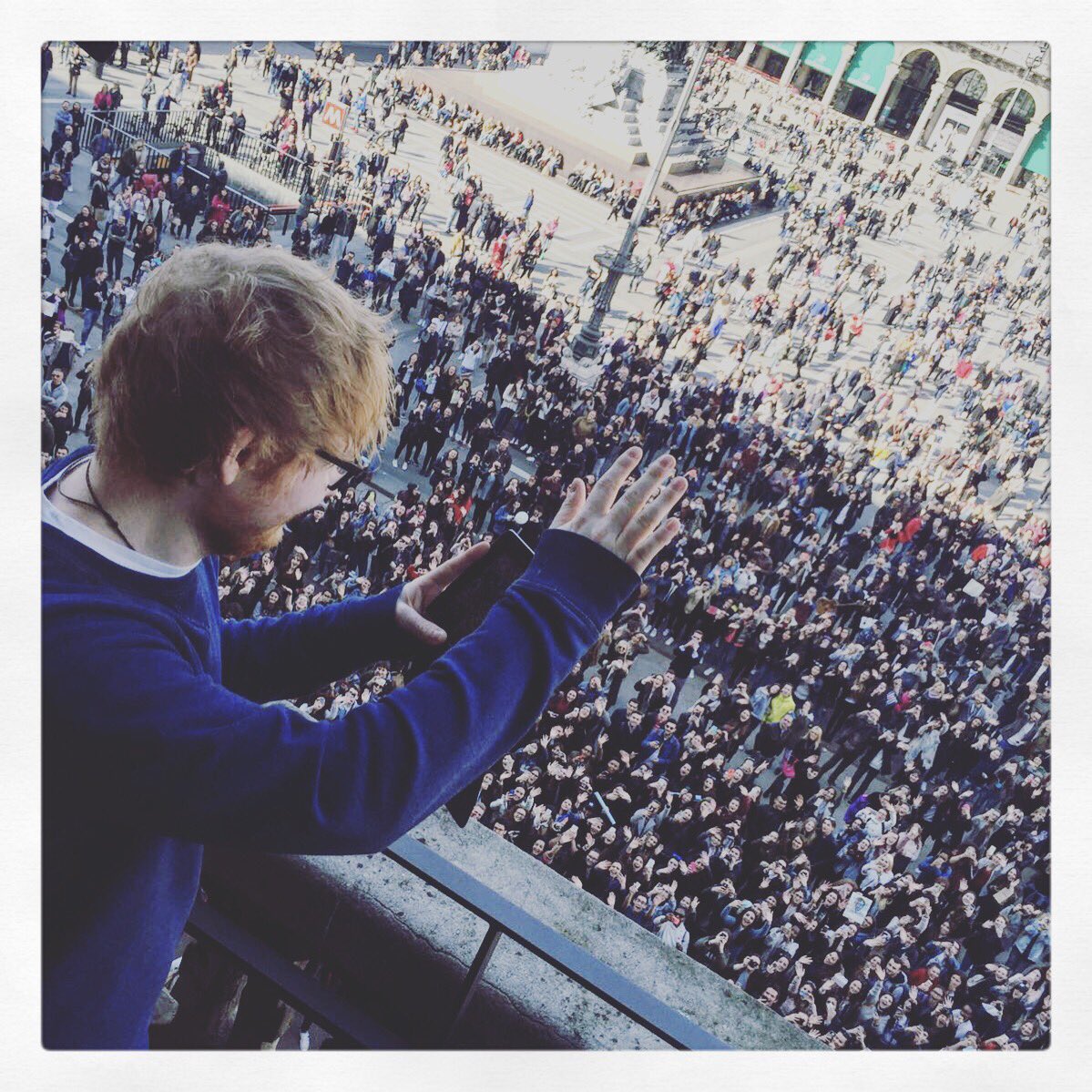 TeclaP's tweet photo. #AffacciatiAlBalconeEd
#EdSheeran #EdLiveinMondadoriStore #Divide https://t.co/NjDNeFHams