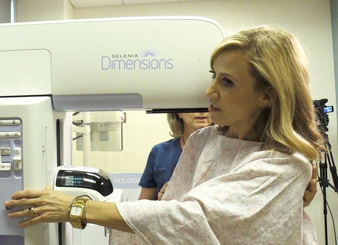CBSSunday's tweet photo. A visit with @SherylCrow: Singer, breast cancer survivor https://t.co/TavWYPtV6D https://t.co/HJTc8kmYHH