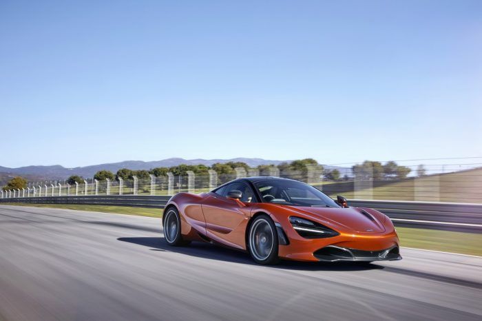 coches's tweet photo. Más ligerito para alcanzar hasta casi 350km/h. El McLaren 720S es el Super Series con #720CV. Un superdeportivo https://t.co/L5XDoZM60F https://t.co/lbDhTV8Z12