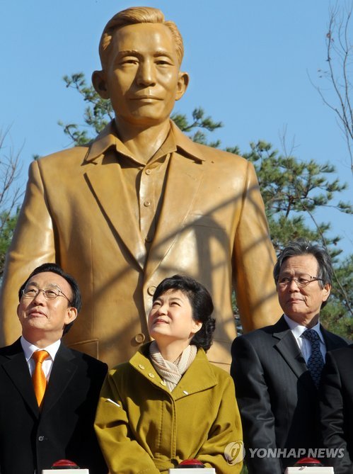 2016년 11월 최순실 사태속에서도 정홍원과 박근혜는 박정희 동상 건립을 추진하며 광화문에 동상을 세우겠다고 하고 모금도 했다. 
이젠 전국의 박정희 동상을 철거하고 녹여 소녀상이라도 만들자고 청원해야 할 판이다.
우상화가 진행되는데 침묵할 수 없다