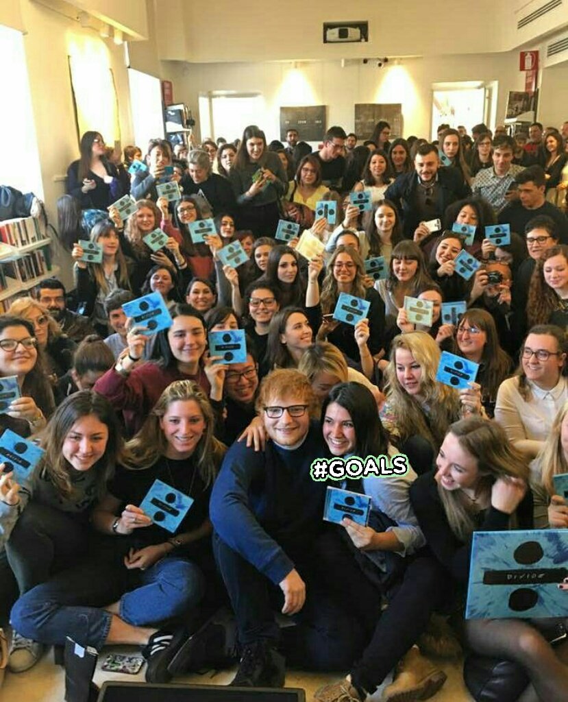 millimelli's tweet photo. Quella ragazza ha decisamente vinto tutto alla vita! #EdSheeran #AffacciatiAlBalconeEd #Mondadoristore #DIVIDE #dividetour https://t.co/9PcjU0tHvB
