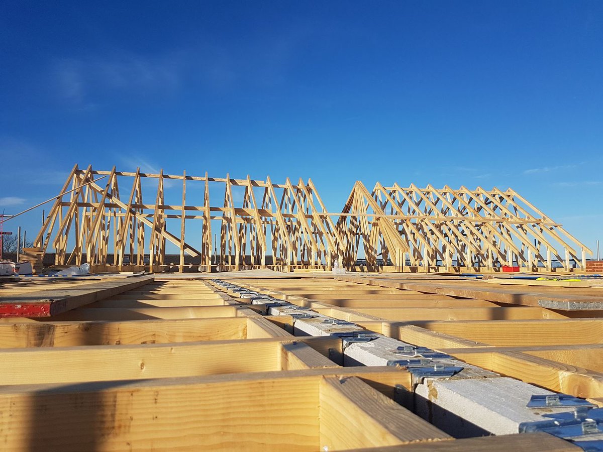 OneSterling's tweet photo. Truss roof #roofs#southend#carpentry#mastercarpenters#essex https://t.co/2kvKVhpWQL