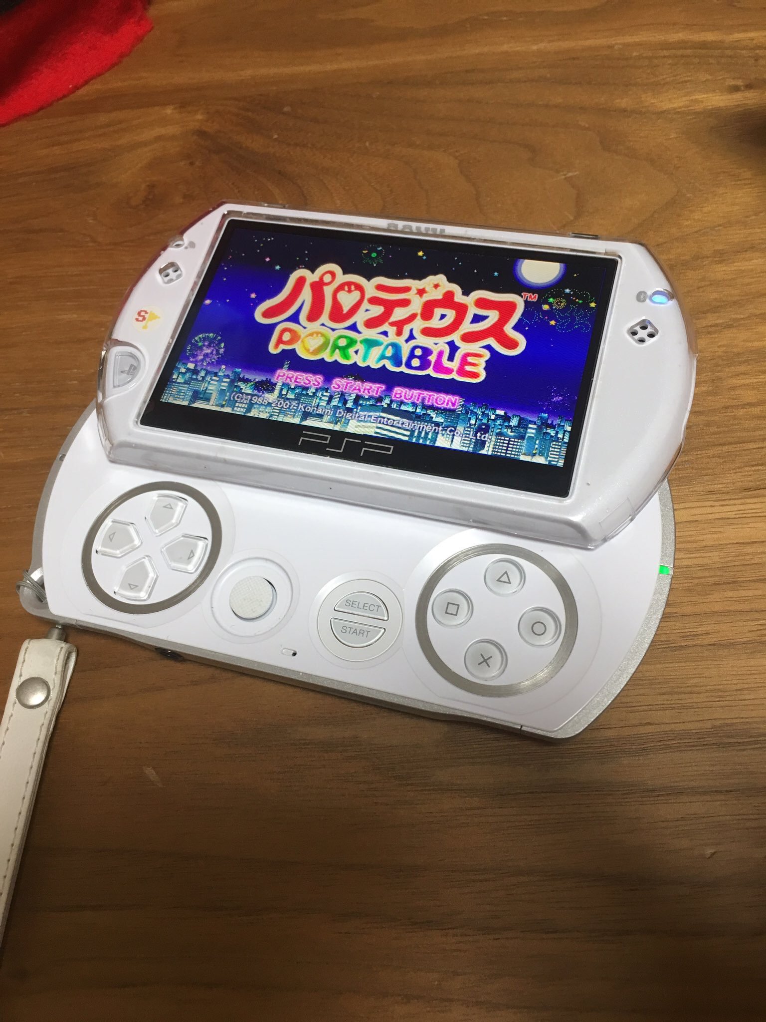 かみかず Pspgoの使い道の広さは携帯機種の中で最も広いのではないか と 明かりを消した部屋で遊んでいて改めて思う ちょっと前の写真にも似たような感じのがあった これを09年に高値で出してしまったあたり 製作者の時流に乗れなさが哀れを誘う かみかず Pspgoの使い道の広さは携帯機種の中で最も広いのではないか と 明かりを消した部屋で遊んでいて改めて思う ちょっと前の写真にも似たような感じのがあった これを09年に高値で出してしまったあたり 製作者の時流に乗れなさが哀れを誘う