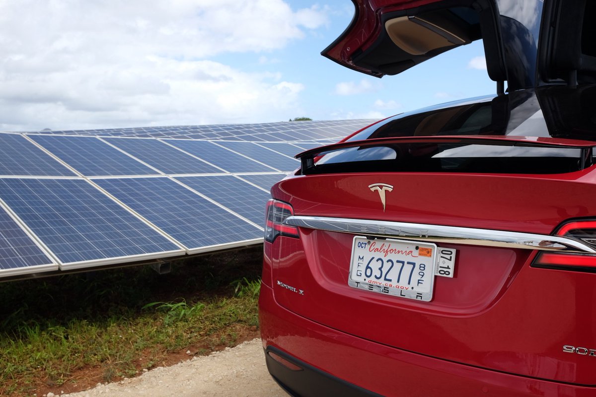 TechCrunch's tweet photo. Tesla’s Kauai solar storage facility offers a glimpse of the company’s future https://t.co/I9jBchHyCE https://t.co/x8GT0ByXAD