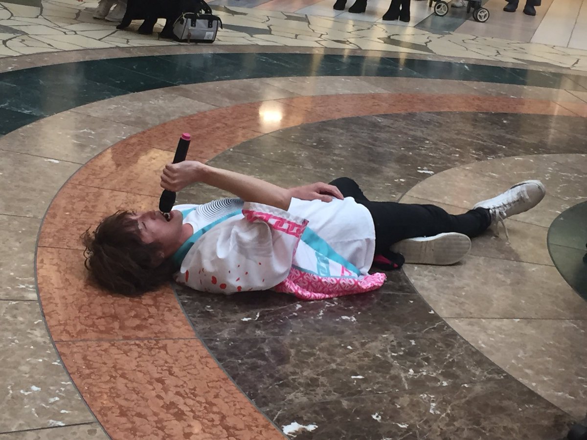 モリナオフミ フラチナリズム ショッピングモールで寝ながら歌うのは俺ぐらいのもんや 問題があるとすれば 俺以外はショッピングモールで寝たくないと思ってることやね 俺がおかしいんじゃない ひんやり気持ちええ床が悪いんや フラチナリズム