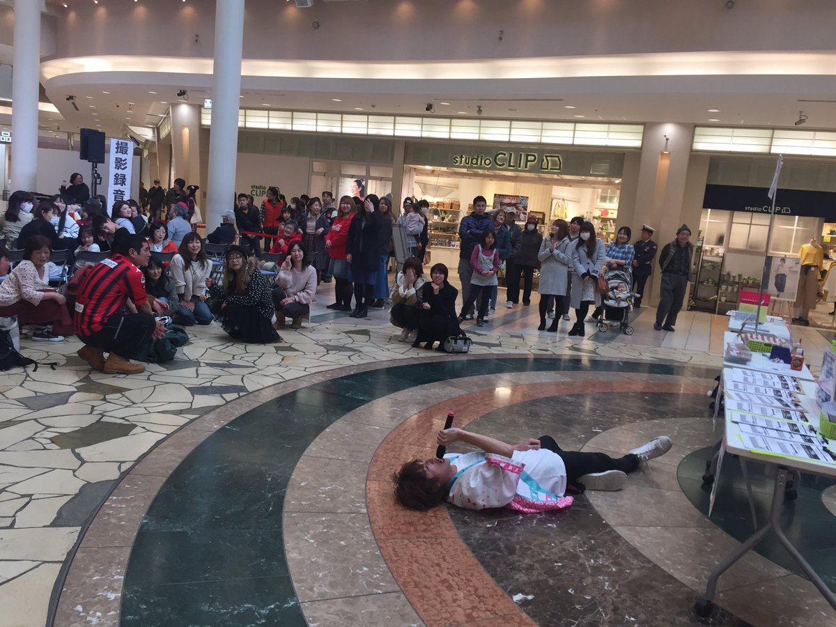 モリナオフミ フラチナリズム ショッピングモールで寝ながら歌うのは俺ぐらいのもんや 問題があるとすれば 俺以外はショッピングモールで寝たくないと思ってることやね 俺がおかしいんじゃない ひんやり気持ちええ床が悪いんや フラチナリズム