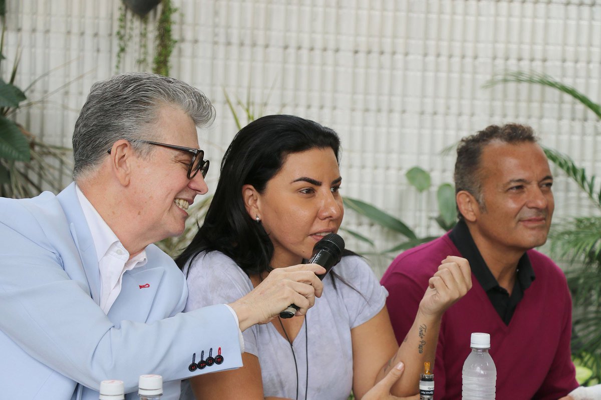 AENEccs's tweet photo. @rumberos "@VanessaSenior Le Dice Al Público #TenemosQueHablar” - https://t.co/iiyBFBEd5P https://t.co/jv8YaJb1pE